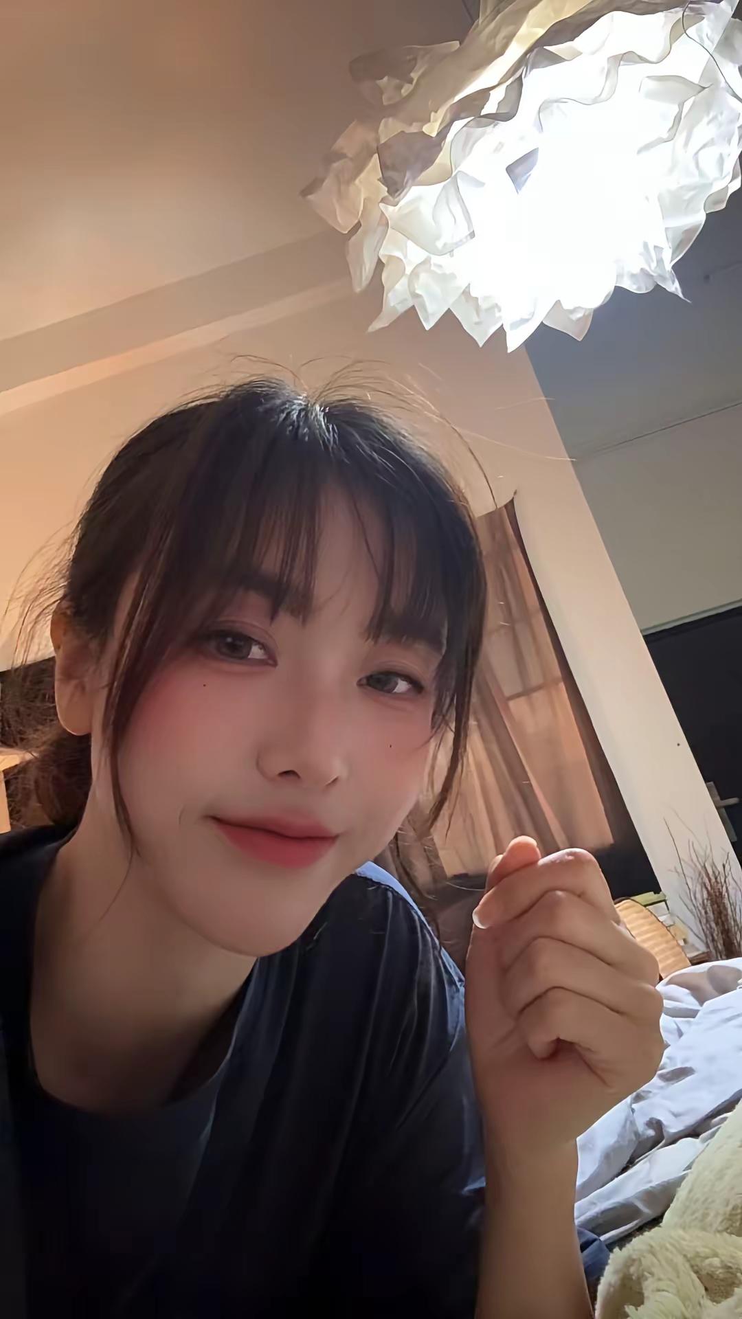 那一年的伦纳德，就是我见过的乔丹。 伦纳德小卡猛龙莱昂纳德打篮球的女生  2019年的伦纳德，身上有一种古典的笨拙。他没有威少那种爆炸的直线加速，没有哈登那种诡异的运球节奏，甚至没有乔治那种丝滑的干拔美感。他的进攻像一台精密的机械钟——接球，三威胁，试探步，扛一下防守人，转身，后仰，出手。
