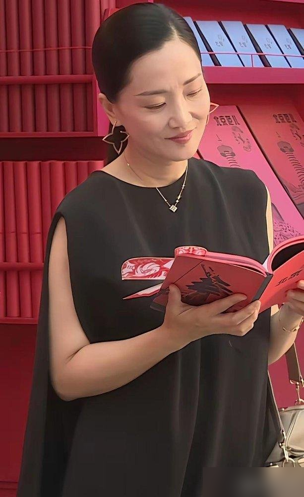 金莎拒了肖战的妈，转头就给任敏当妈。这事乍看离谱，细想全是算计。
给顶流演妈，戏份拢共没几场，粉丝还得追着你骂蹭热度。播完谁记得你是谁？给任敏演妈，那是实打实的配角，镜头量、人物线都摆在台面上。
《雀骨》里她一场40秒的对手戏，光靠眼神和呼吸就把情绪顶满了。圈里人都说，这姐早不是当年那个甜妹了。