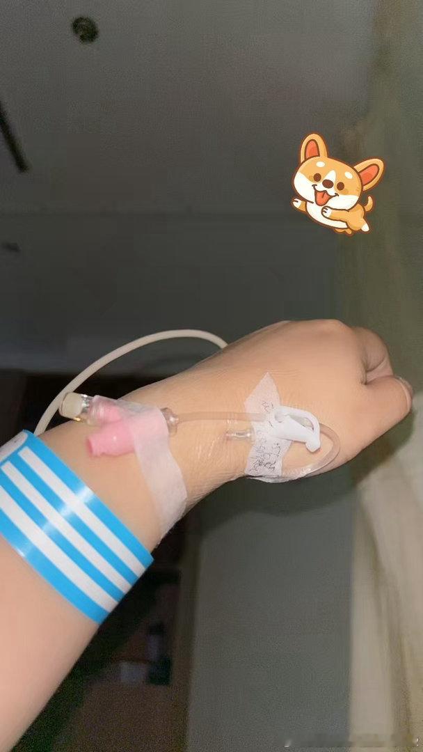 一面锦旗，是我发自内心的一份谢意，想记录下这段温暖的经历！[心][心][心]
谁能想到，车子出事故维修，刚好撞上我要去上海做手术，那段日子真的焦头烂额。
今年六月底，我的车出了事故，送去泰州小米交付中心维修。巧的是，我当时马上就要去上海做手术。一边是等着修的车，一边是迫在眉睫的手术，做完 ​