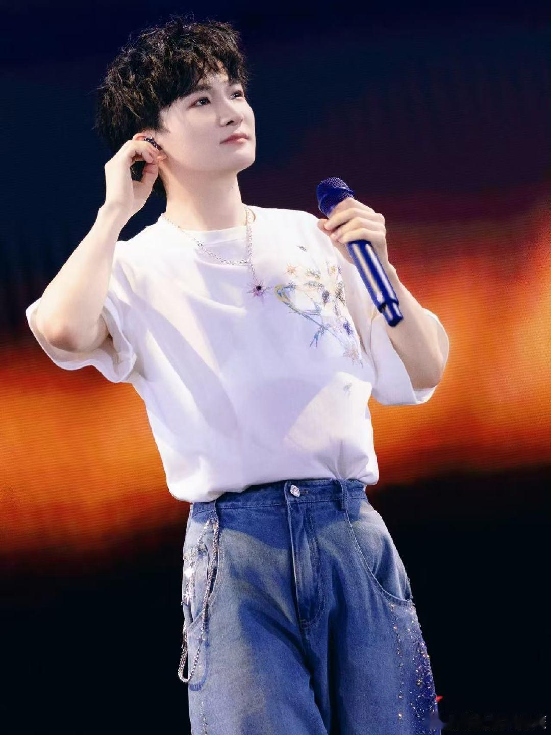 #周深音乐节歌单没有一首不合唱#能做到整场音乐节几乎每首歌都可以合唱，足以说明这些歌曲在听众当中的普及程度很高。 ​