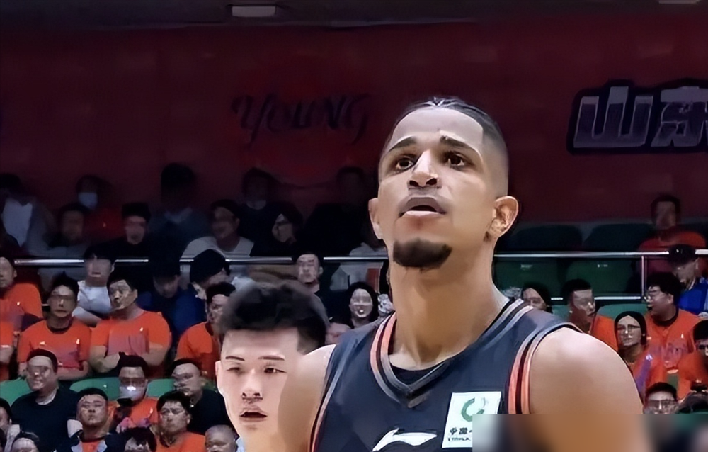 16中4，首发21分钟正负值-18，这叫NBA履历？
山东这场揭幕战，法耶一个人把内线焊死了。20分9篮板6盖帽，攻防两端没得挑，纯纯捡到宝。
再看班顿，球权攥手里不放，三分6中1，身体一碰就飘。教练给他首发，他给教练挖坑。普卢默倒还算及格，11分能串联，就是还没找到准星。
最扎眼的是王岚嵚，