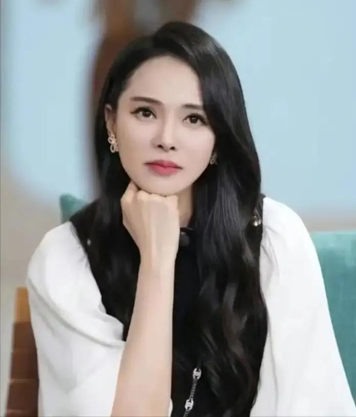 在一次电视节目里，主持人问了伊能静一个问题，问她如果能重来一次，是选秦昊还是之前的庾澄庆。
 
伊能静没有直接回答，她把手里的麦克风换到另一边，戒指碰出轻轻的响声。她反过来问主持人，如果是你，你会选孩子还是事业。
 
录影棚里一下子变得很安静。
 
伊能静看了看自己的手背，上面有一小块淡褐色的斑。那