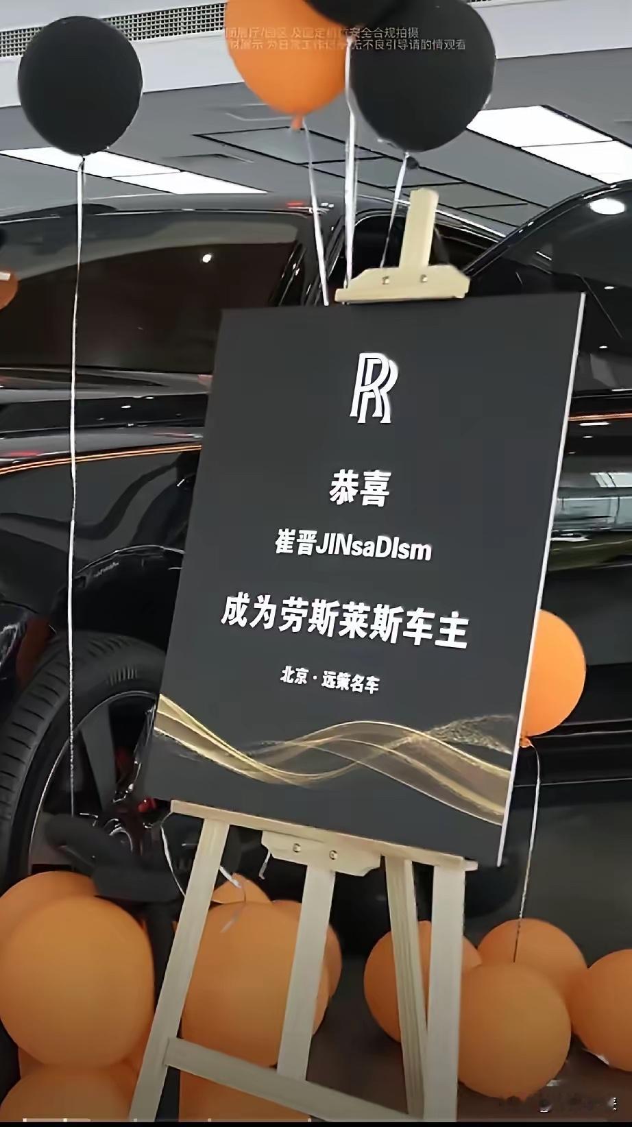 李勒优和晋妈账号近30天合计掉粉超六万，曾经打动网友的温情母女故事争议不断。崔晋27岁生日，晋妈送出库里南，而此前许诺给优优的奔驰并未兑现，只给到一台老旧高尔夫。李勒优多年在面馆干活，账号收益归崔晋，如今搬出去独自租房，感慨无处为家。晋妈也曾直言，自己能成为“伟大妈妈”要感谢崔晋，这番对比，引得网友