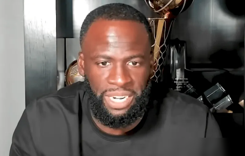 拿竞争对手开出的千万级别高薪，转身去勒索自家老板，追梦格林把职场搞钱玩透了。
2023年夏天，灰熊想挖格林去当更衣室大哥，直接砸出比勇士高1000万美元的报价。面对天价诱惑，格林心里盘算得很清，他压根不想去孟菲斯打球。
但他拿了这纸报价，转头就拍到了勇士管理层的办公桌上。潜台词甩得很硬，外面有人