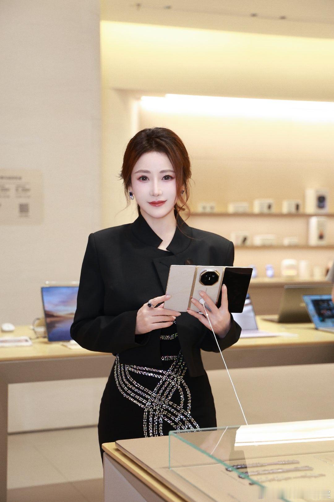 #陈紫函两套造型反差杀# 
get新手机，拍照好漂亮！​