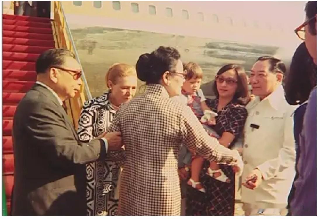 1975年，蒋介石离世之后，78岁的宋美龄在台北机场准备启程赴美定居。蒋经国等人在机场相送，这一别，她在美国开启了长达28年的定居美国的生活。世事沧桑，道尽一代风云人物的命运变迁。