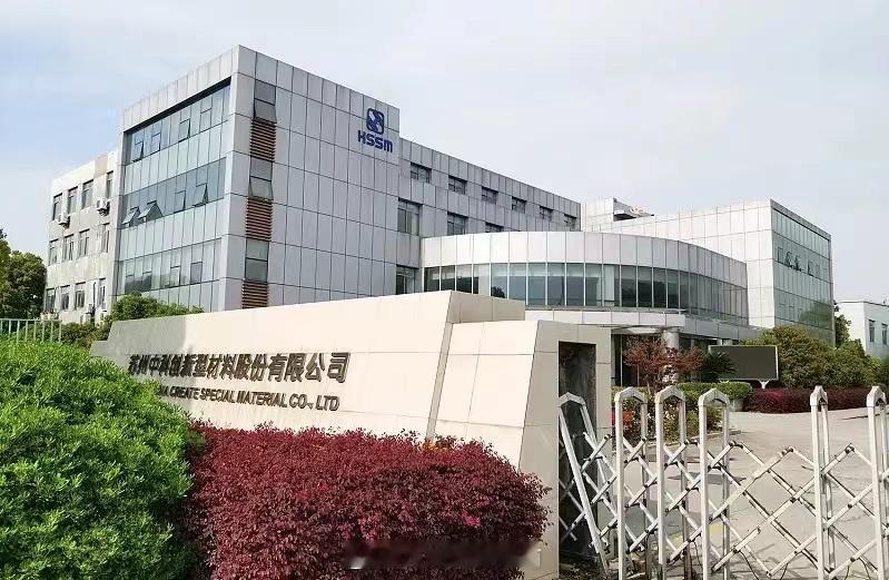 全球合金软磁粉芯龙头，市占全球第一
⚠️风险提示：以下为公开信息整理，不构成投资建议，股市有风险，投资需谨慎。
 
一、公司与行业定位
 
铂科新材是全球合金软磁粉芯龙头，同时切入AI芯片电感（TLVR）赛道，打通磁粉‑磁芯‑电感元件全链条，属于AI算力上游核心材料企业 。
 
1. 传统业务：合金软 ​
