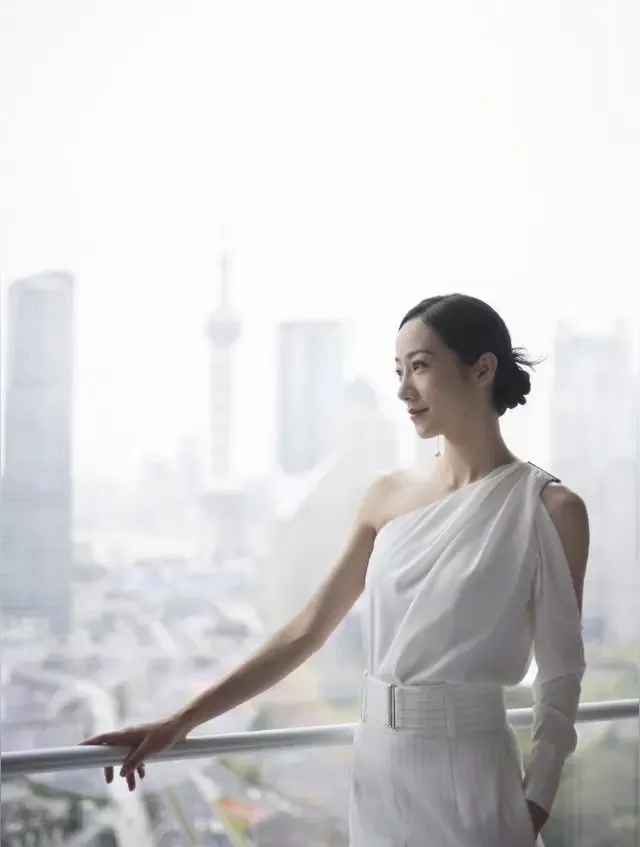 都市白领的优雅姿态，俯瞰城市的美丽风景。