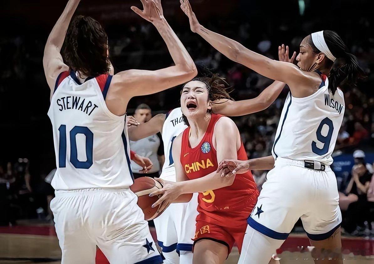 四年前！李梦面对美国砍下全场最高的21分
不光李梦拿下21分，面对世界第一的美国队，三巨头都有非常出色的发挥，李梦21分力压阿贾的20分，王思雨砍下17分，全场第三高，韩旭12分。中国女篮这三人得分上双
​​重点是美国女篮最少换了5人以上，轮番盯防李梦，格雷、斯图、劳埃德等等，最后排出最能防的 ​