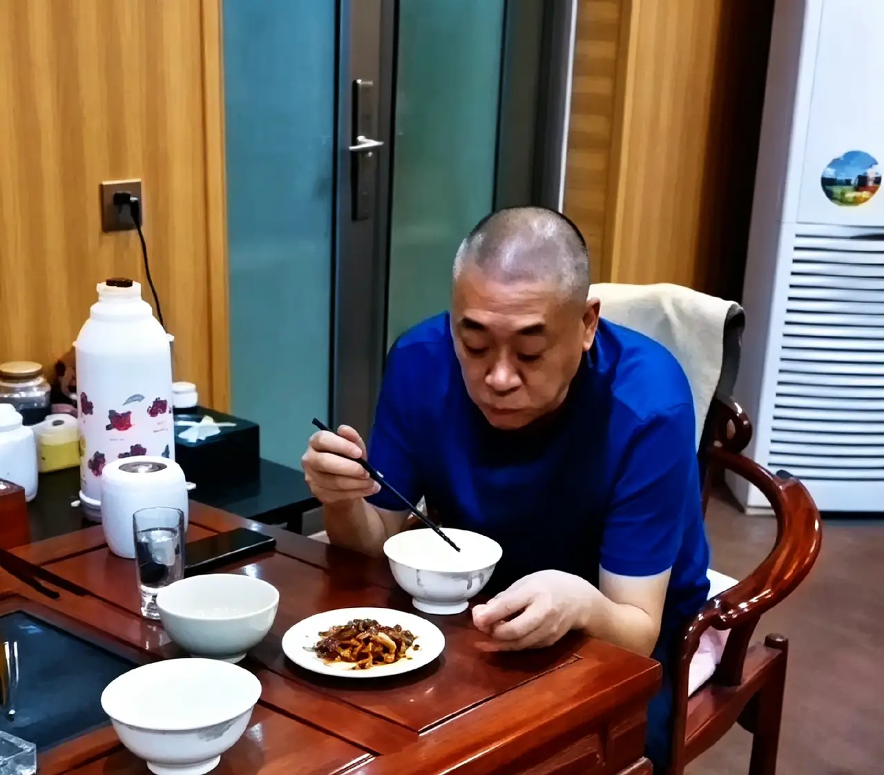 破防！女子独自养活一家七口，中秋加班被老板硬塞5000元，员工回应看哭全网
 
最近河南长垣一则职场暖事刷屏全网，没有刻意炒作，没有剧本摆拍，只是最真实的人间温情，让无数打工人瞬间破防。
 
中秋佳节本是阖家团圆、休息团聚的日子，大多数人都放下工作回家过节，河南矿山集团的车间里，女工逯建平却依旧坚守