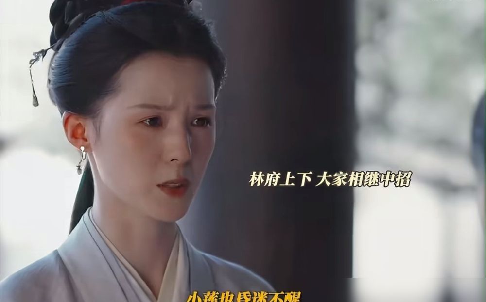 这角色绝了，表面温顺得像只猫，袖口里却藏着要你命的针。
郑合惠子演杜翠雀，根本没用那套黑化眼线大浓妆。全靠眼尾轻轻一扬，指尖在袖子里慢慢收紧，那股子紧绷的狠劲就出来了。观众说她是小白花和毒花无缝切换，前一秒还柔声细语，后一秒眼神能剜人。
杜翠雀出身军户，饱读诗书精通药理，却一辈子挣不脱个贱籍二字
