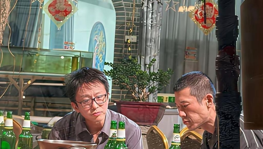 大半夜在路边摊看到46岁的邓超喝得脸颊泛红、头发蓬乱，我反而替现在的内娱松了一口气。
没有十级美颜滤镜，没有昂贵的发胶和定制西服，桌上堆着几个空啤酒瓶，眼角褶子清清楚楚，整个人透着一股下班后中年男人的松弛与疲态。
这要是换成某些偶像包袱两吨重的男艺人，出门吃个夜宵都得全副武装，生怕被人拍到发际线