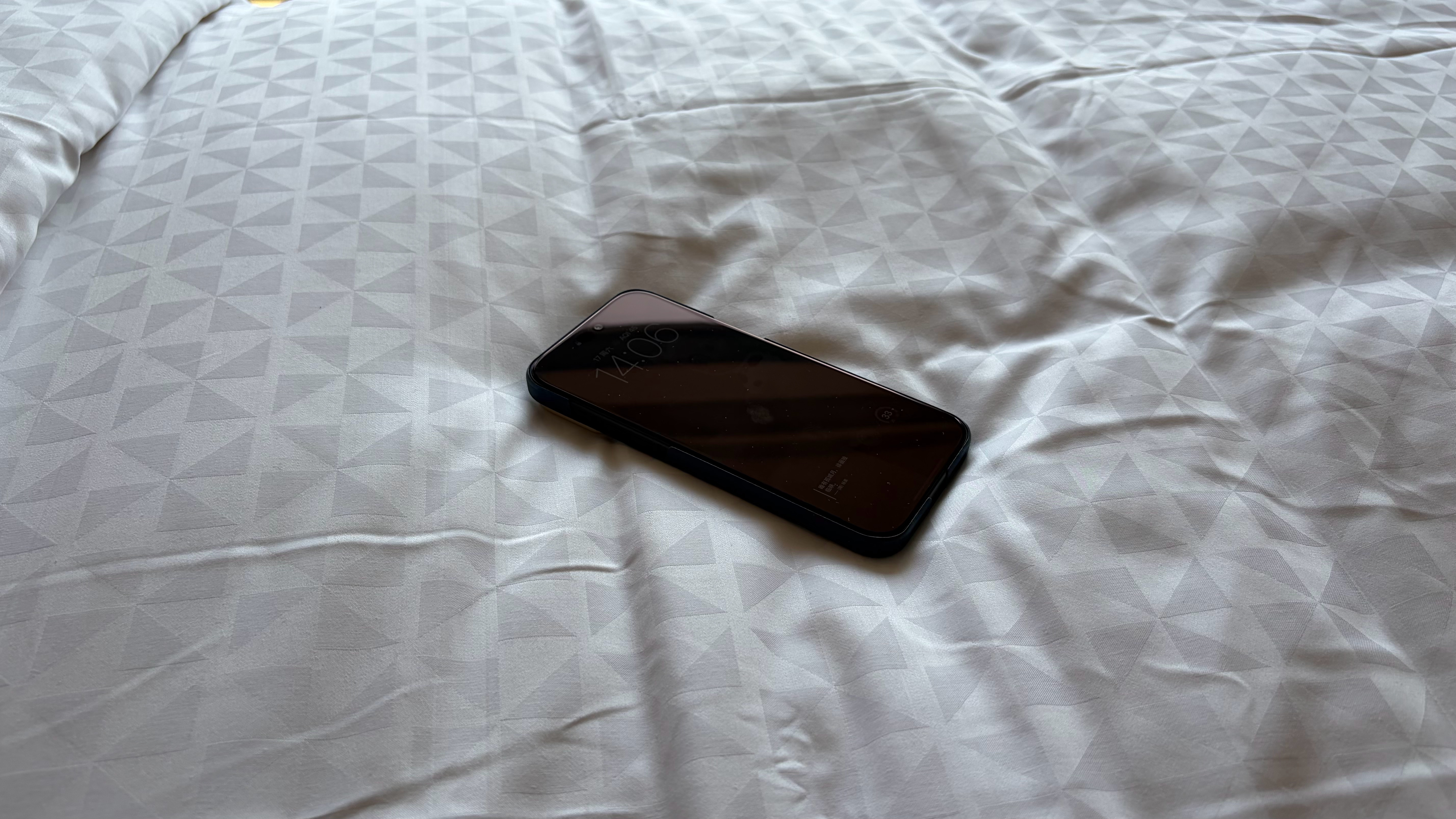 iPhone Duo和iPhone18ProMax怎么选？

为了耐久性和性能肯定是18ProMax啊！性能怪兽！

Duo更多的是形态内容消费，稍微有需求创作内容显然18ProMax更好。Duo是玩具，18ProMax是工具[允悲]

其实18ProMax厚重也很能理解，毕竟散热电池不堆，被骂续航差、散热差，堆了重量实打实就上来了。可变光圈和成像 ​