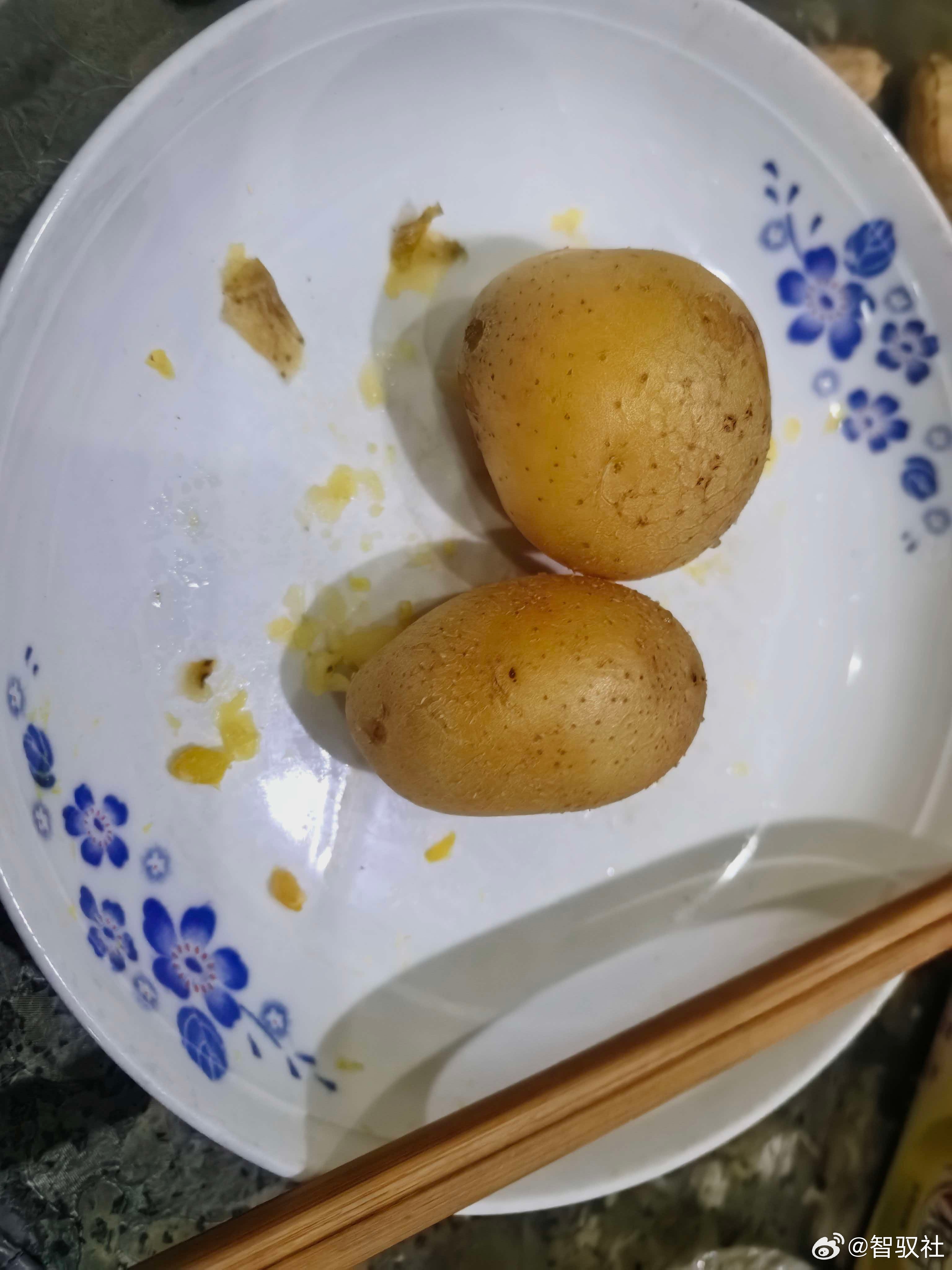 感觉很多年没有吃蒸土豆了又在这个季节想起小时伙伴们烤土豆白薯的场景回家晚了被妈妈骂的场景大家一起写作业的场景和我们还没有成为牛马的场景我们没长大的场景现在我们长大了，但有些人的心龄却还没有… ​​​