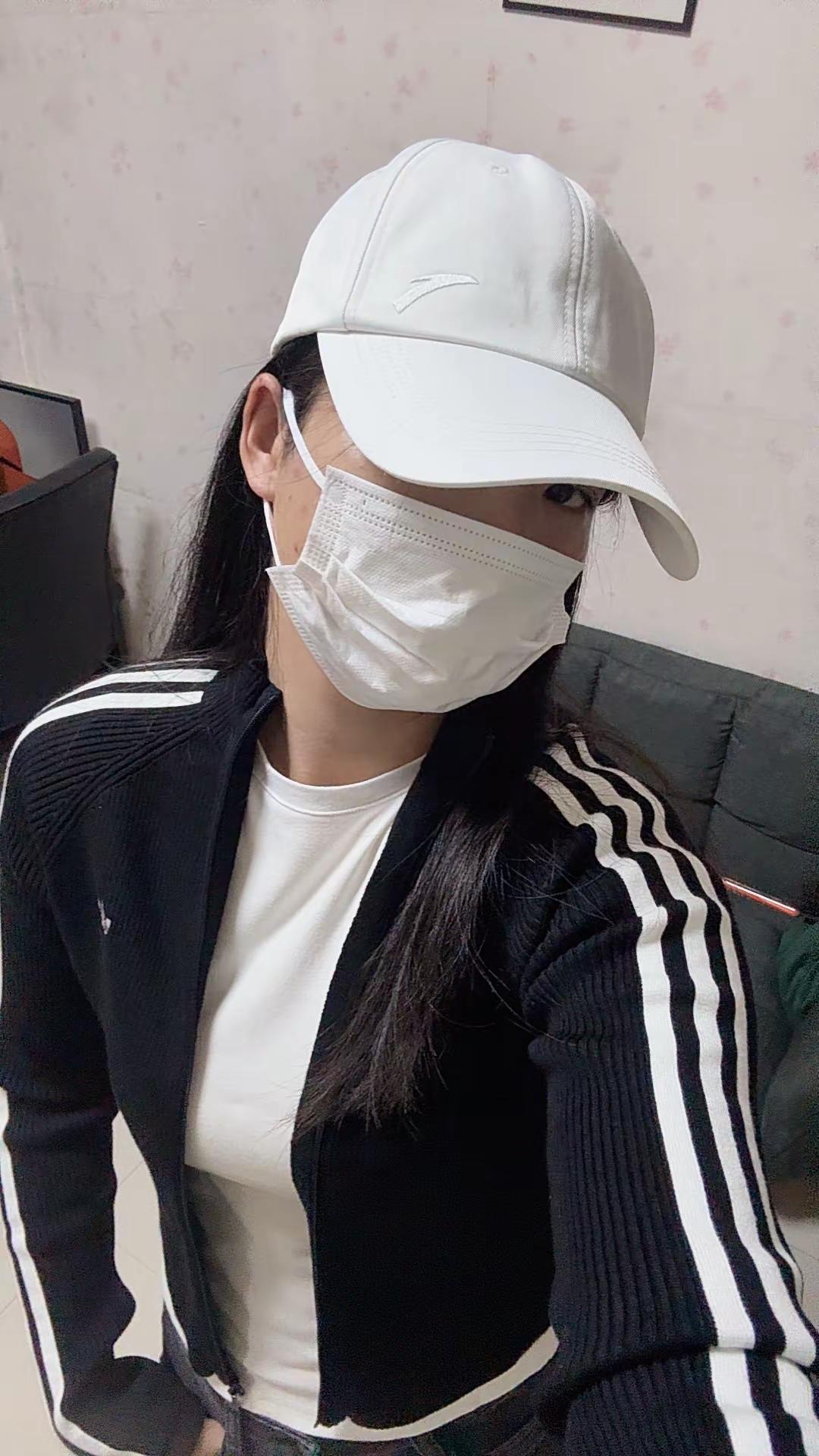 去年喜欢紧身穿搭，今年喜欢休闲运动风穿搭，所以说人是会变的。