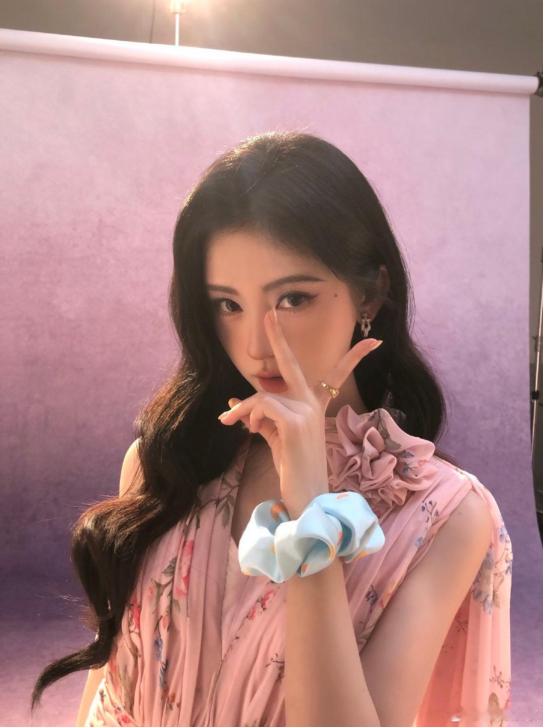 #鞠婧祎#jjy#鞠婧祎苏绿夏# 

“落叶知秋,微风徐来,所有美好都将不期而遇.”

​