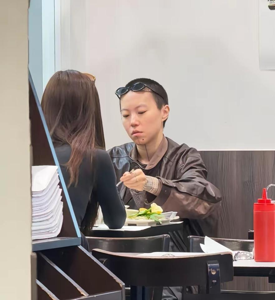 谁在替窦靖童交答卷？人家压根没打算交！
2026年4月底，巴黎卢浮宫旁边一家越南小馆，窦靖童和宋妍霏被路人拍到并排坐着，两碗筷子只用了一双，面前就一碗河粉。照片传回国内，热搜直接炸了。经纪人和导演李孟桥紧急出来辟谣，说“只是朋友”“并非出柜”——这套话术，跟2016年那次一模一样。那年窦靖童被传和女