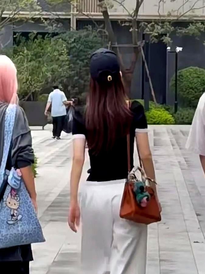 9月18日的上海，方媛一身黑色T恤配白裤，踩着看房的路，身边只有一个助理。她看的房子单价破十万、总价八位数，郭富城没露面。
很多人替她委屈。嫁天王九年，香港名下没一套房，每月家用据说还要经经纪人签字。当年全网嘲她高攀，可如今她一个人踩盘、看户型、拍板千万级的去向。
镜头前不秀恩爱，手底下全是实权。谁