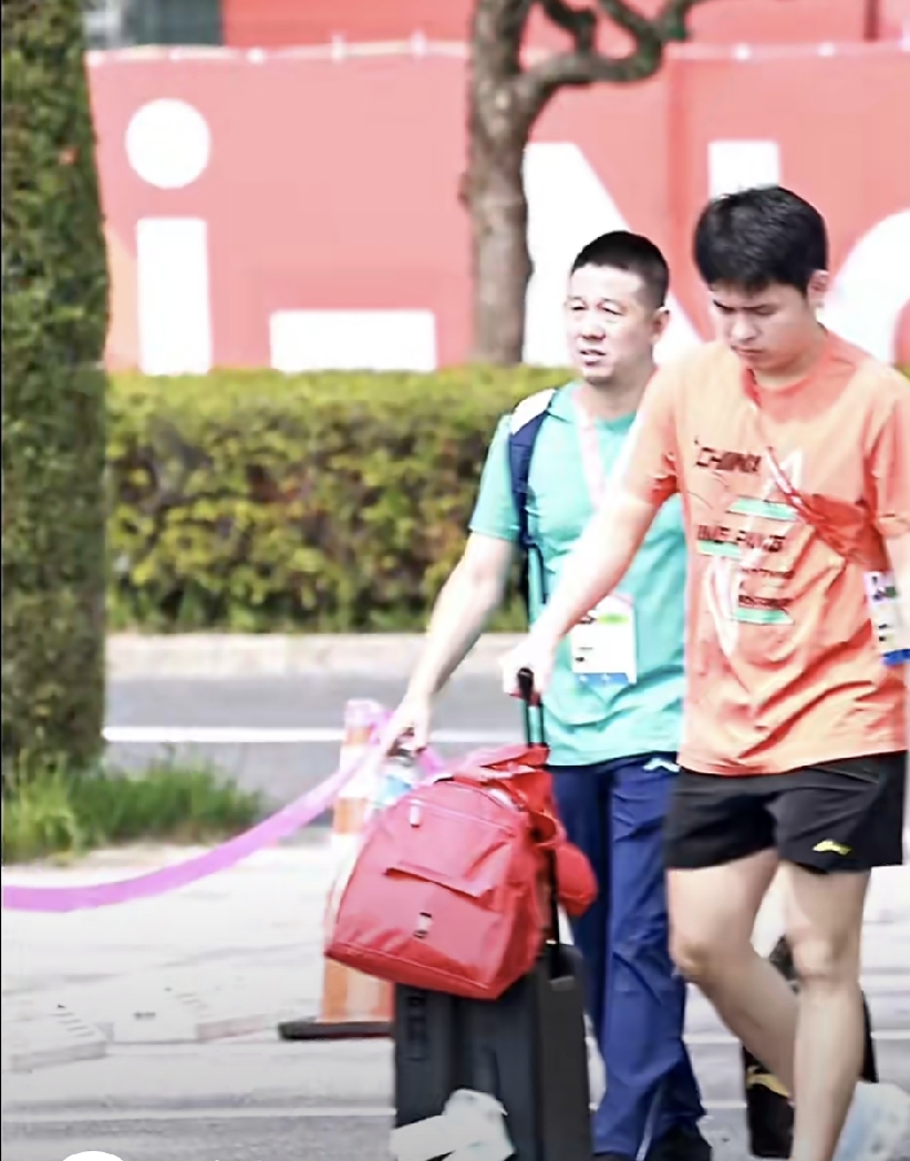 亚运会乒乓球项目男女单签表一出，林诗栋进4强都有点悬啊！
跟松岛辉空一个1/4区，就目前林诗栋和松岛辉空各自的状态来看，林诗栋想要突破松岛辉空这一关，难；
再说日本队住酒店，离赛场近，省去了来回奔波的时间，对精力体力都是极大的助力；
还有这次比赛用的乒乓球台，日本产的，日本队又非常熟悉，打起来轻车熟