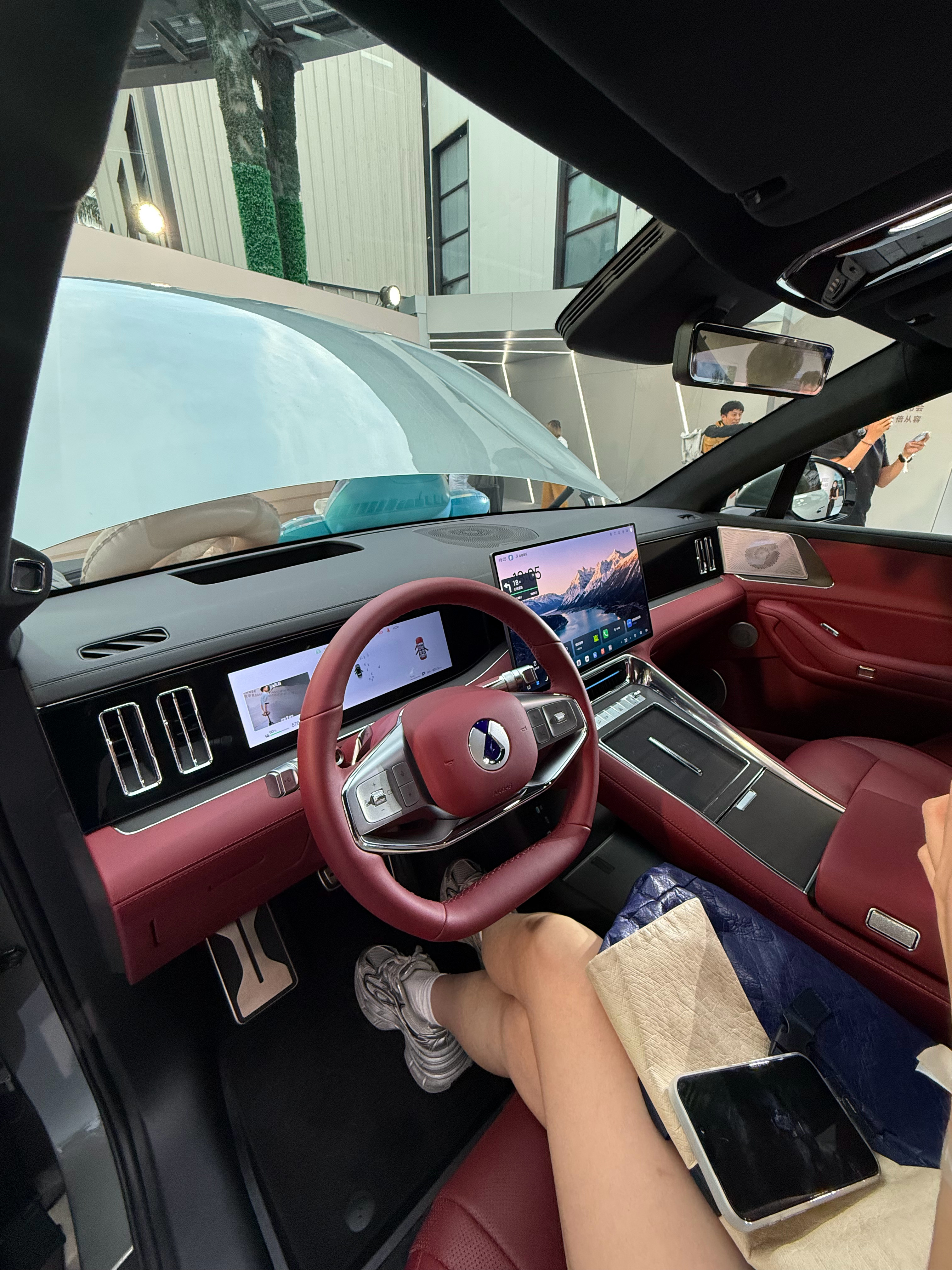 腾势N8L纯电腾势N8L纯电上市 腾势N8L纯电版，一台为经营精英用户打造的行业首款AI智能大六座安全豪华SUV。首搭“汽车行业首个AI超级智能体”迪迪虾；独有“凤凰展翼AR-HUD”；率先搭载“新一代AI舱驾一体方案”；全球领先“天神之眼5.0辅助驾驶系统”。 ​​​