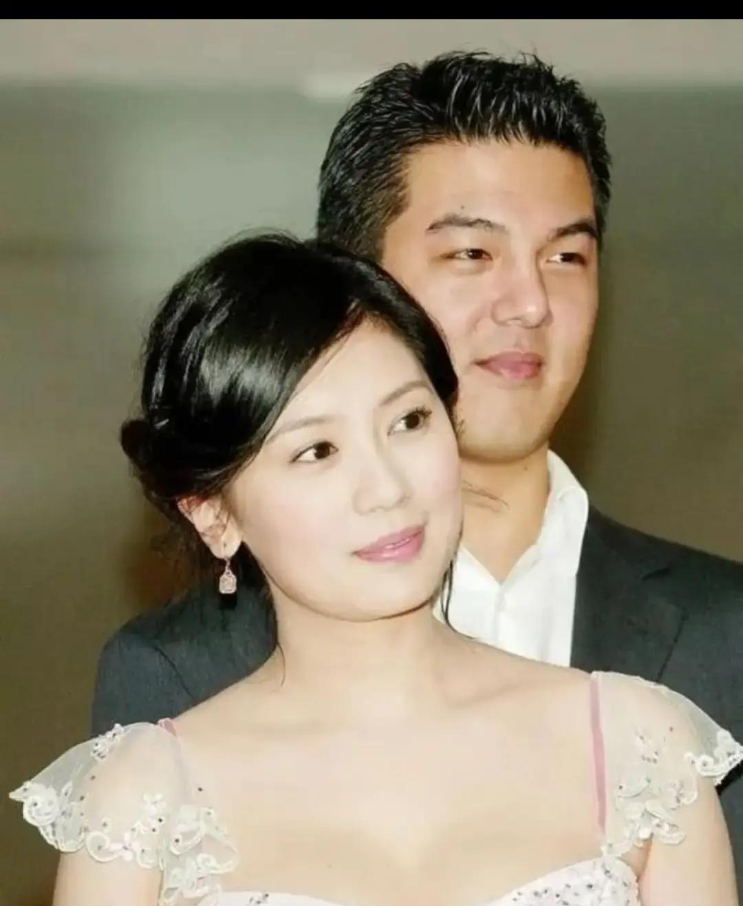 当年闹得满城风雨夺女儿抚养权的时候，孙志浩大概做梦也想不到，自己人生的血脉剧本早就写定了结局。
那会儿两边在镜头前撕破脸，贾静雯憔悴哭诉见不到女儿的画面，至今不少人还有印象。当时坊间一直有传闻，说她那时候原本怀着身孕，因为经受不住连番的拉扯和巨大的精神压力，最后孩子遗憾没能保住。
男人那时候心气