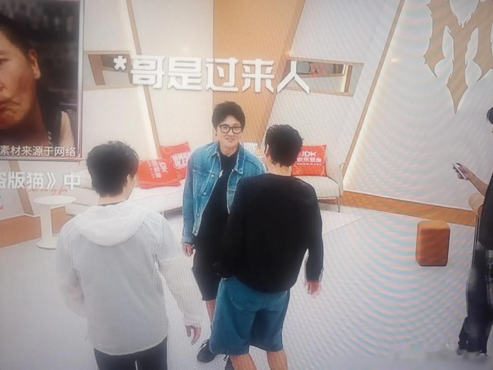 《披荆斩棘2026》打分，把全网看怒了！
表演炸场的颜安组，总分843。发挥拉胯不敢开口的曾辉组，总分855，足足高了12分。
初舞台曾辉唱《只对你有感觉》，音准飘忽节奏全乱，原唱炎亚纶都吐槽飞轮海从来没唱这么差。
直到今天9月7号，节目组对保曾辉的争议，半个字正式声明都没出。
原来综艺赛场