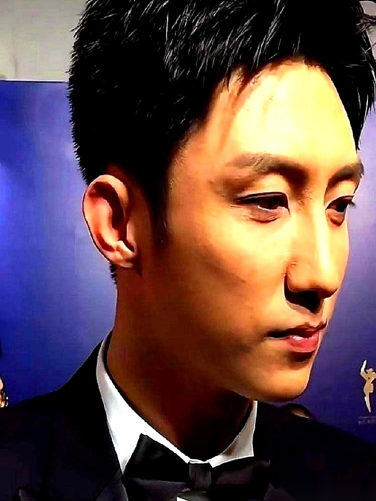 第13届亚洲电影大奖的香港后台，挤满了国内媒体和同行，场内连个外籍工作人员都没有。
刚凭《红海行动》拿下最佳新演员的黄景瑜，正被一圈贴着各家台标的话筒紧紧围着。
突然，前排一个中国记者把录音笔往前一递，对着黄景瑜开始狂飙英文提问。
周围咔咔作响的快门声明显顿了一下。
按娱乐圈的常规剧本，遇到这种突如