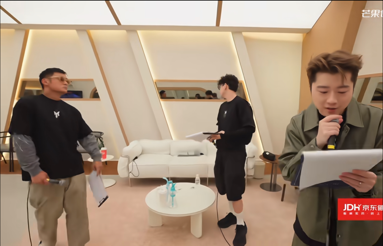 艾热王以太余文乐这组“潮人组合”，把《哀人》唱出了新味道！
披哥一公小考，艾热、王以太和余文乐这组“潮人组合”让人眼前一亮。他们改编了门尼的《哀人》，把说唱和抒情旋律缝合在一起，原本偏压抑的歌曲被赋予了全新的律动感。
艾热的声压一如既往地强，一开口就把整首歌的底子给托住了；王以太的旋律部分自然松弛，