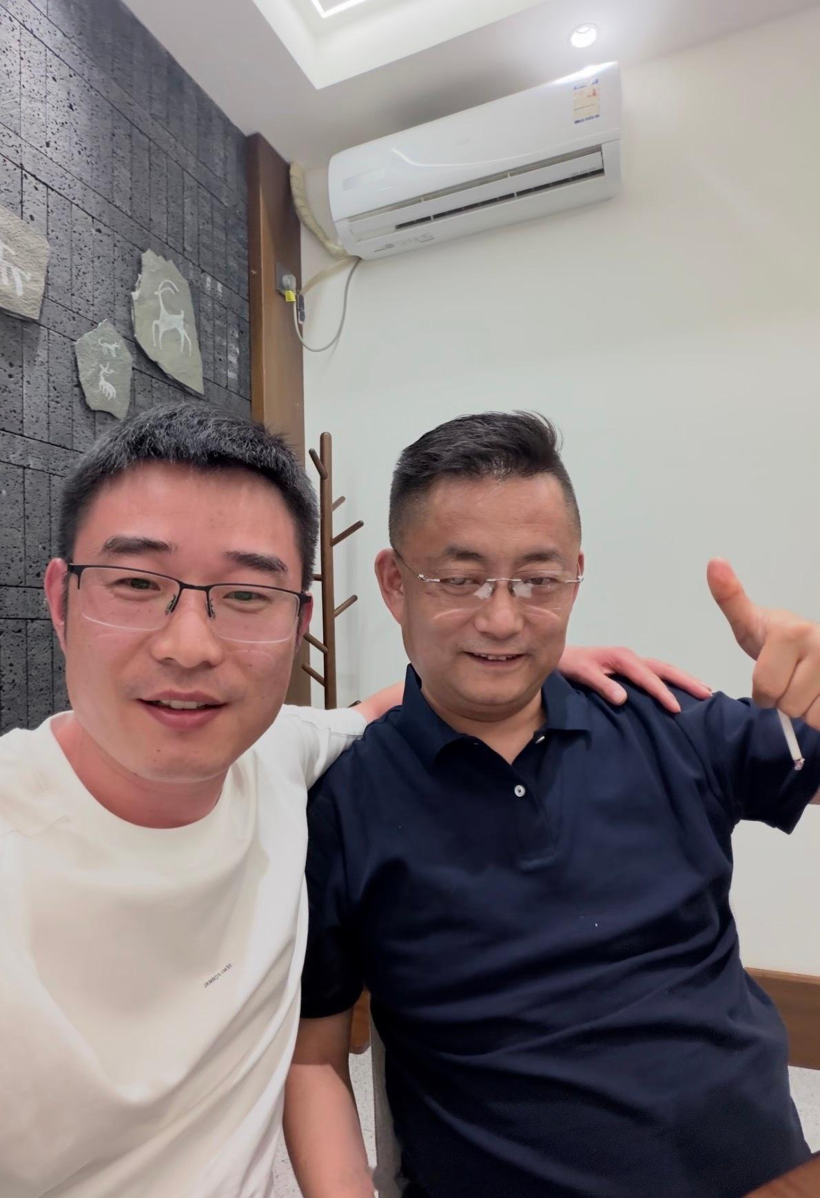 一眼便认出其人。正是当年力主推动万达项目将发展红利留在地方本土的那位...