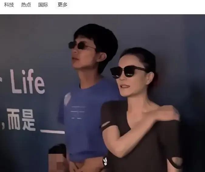 王菲在热搜上挂了3天，她连一个字都没说。

2026年8月底，阿那亚音乐节。王菲认识多年的朋友Ryan，喝多了酒，对陈粒做出失态行为。现场有人录了视频，当天晚上就传得全网都是。

Ryan当天就公开道歉，陈粒也发声明说事情翻篇了。

但网友不干。追着王菲要她出来表态。有人翻出她几年前的照片，骂她交友