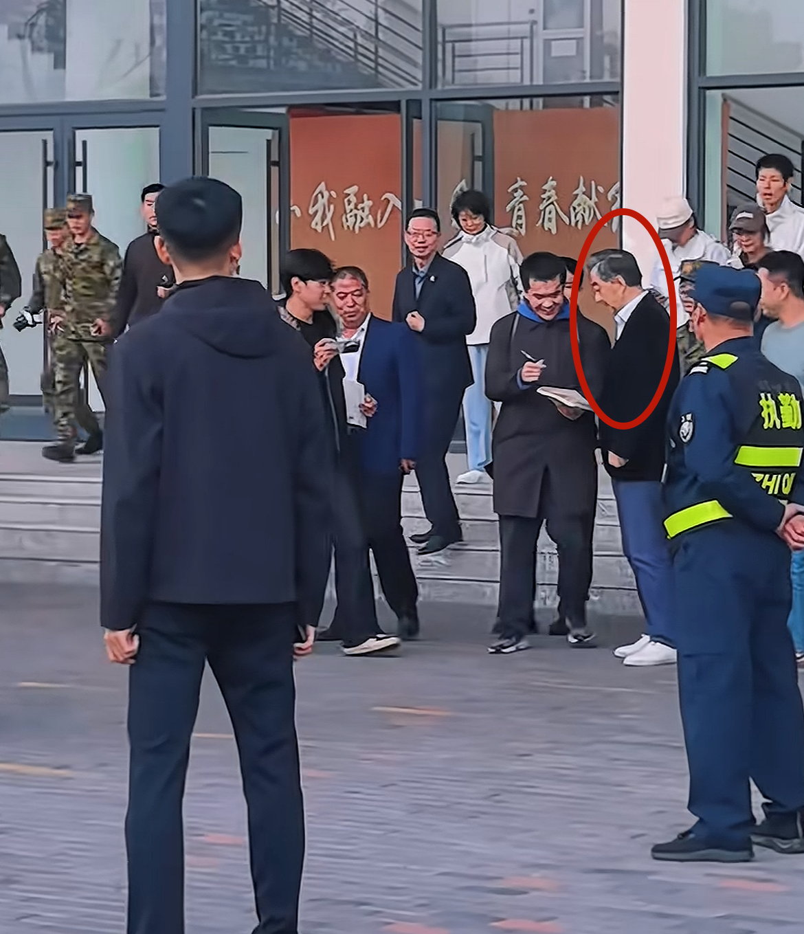 “局座”张召忠罕有公开现身山东威海某高校！
精神状态倍棒，走出门口遭同学集邮，瞬