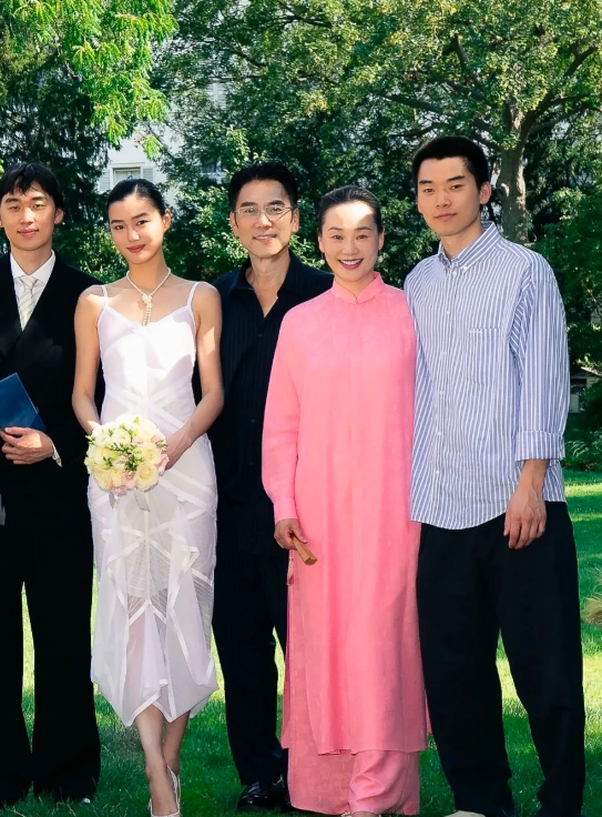 林依轮长子林子濠结婚了，新娘是法籍华裔模特陈瑜。看这一家人的面相，有种不是一家人不进一个门的感觉，面相好像啊！林依轮完全不像是花甲老人，斯文儒雅，面容和状态，保持得非常年轻，但一家人的故事不只在照片里。 
 
林子濠和陈瑜早在纽约就有过交集，只是当时没有熟悉起来。后来林子濠回到北京，参加话剧演出，两