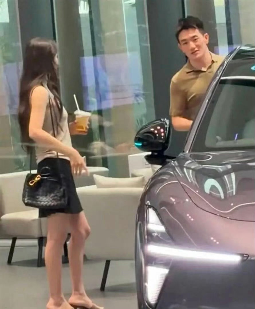 张馨予陪着老公在广州看车的时候，她背了4w的包包，何捷看老婆的眼神真的好宠溺的 ​​​