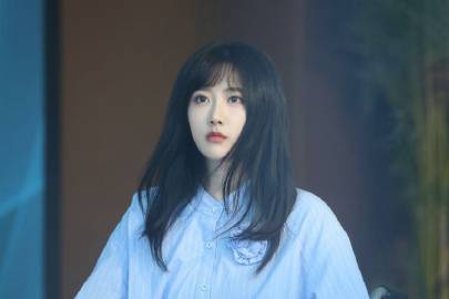 李艺彤卡黄 李艺彤新剧《与狼共眠》正在腾讯热播，铁三角联手追凶，迷雾层层揭开，紧张感全程在线。