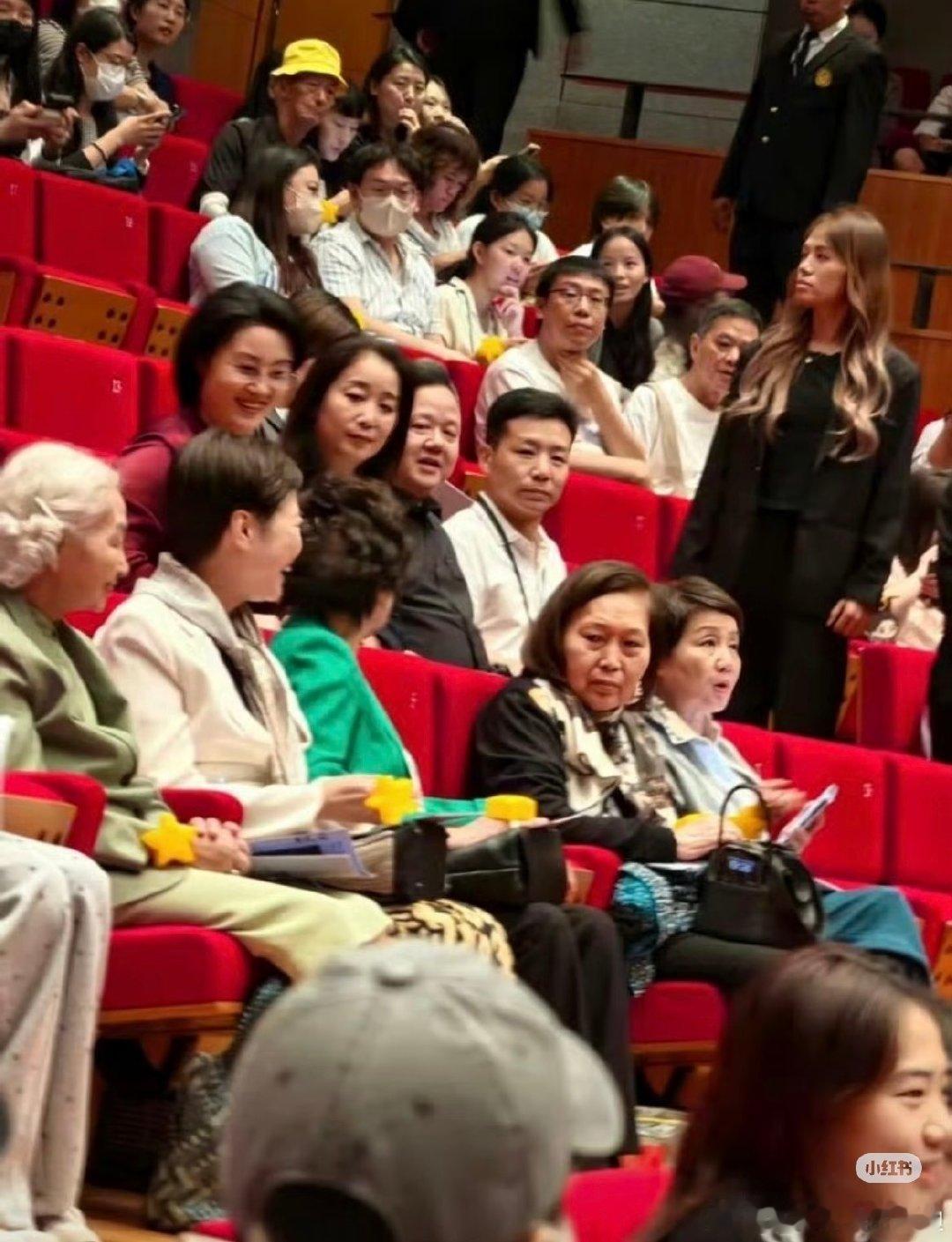 #陈丽君[超话]##陈丽君澳门演出现场名流聚集#[努力]#陈丽君把中式美学带到澳门# [努力]#陈丽君青年戏曲传播者# 

 时光不负有心人，当你埋头走了长长的夜路，抬头时就可看见满天星辰，愿你怀揣期许，得偿所愿！​