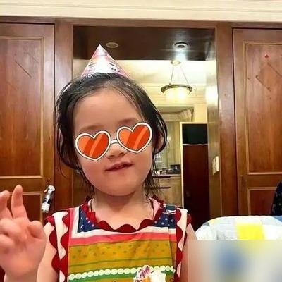 郭碧婷她爸直接甩出一张外孙长发照，配文“貌比潘安”，评论区炸了。
有人阴阳怪气问向佐怎么又不在，老头一点没惯着，回怼得干脆利落。留长发不是惯着，是要捐给癌症患儿做假发。
再看向佐那边，前脚综艺里自曝喝蛋白粉把肾喝伤了，后脚又改口说开玩笑。一个在台北带娃做公益，一个在镜头前反复横跳。
但有意思的