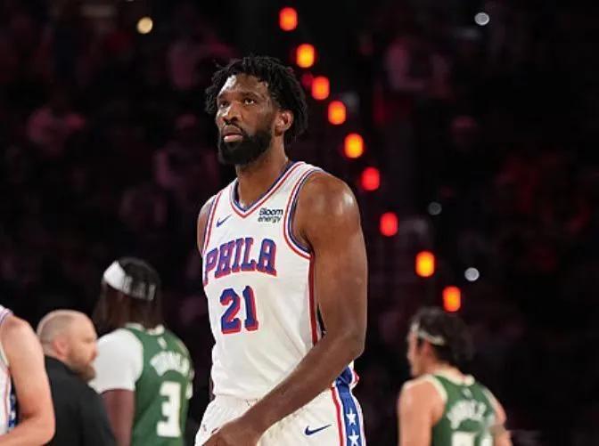 詹姆斯赛季首次缺席！76人力克雄鹿 恩比德28+11+10布朗27分

NBA常规赛76人主场对阵雄鹿，其中雄鹿是背靠背第二场，詹姆斯赛季首次轮休缺席。76人首节领先9分，雄鹿次节前半段一波23-7攻势反超7分，76人随后重新夺回领先优势。下半场76人逐步扩大16分领先优势，雄鹿疯狂反扑一度追到仅差3分，布朗与波 ​