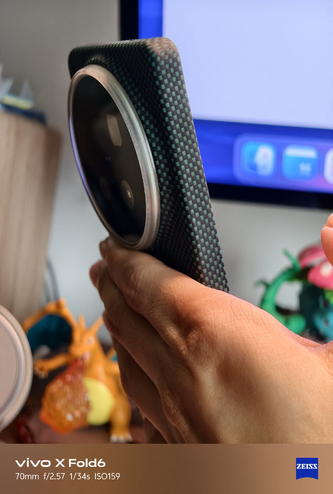vivo X300 Ultra我认为是手感最好的大圆镜头Ultra，因为手指头刚刚好可以托住整个镜头，小米OPPO的Ultra即便戴了壳也会硌手，而且这代Ultra里面马达和扬声器综合体验最好的机型也是X300 Ultra。 ​