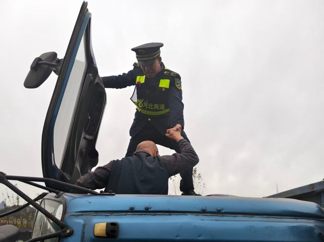 【河北高速在行动】近日，河北高速承德分公司巴克什营收费站广场两辆货车剐蹭侧翻，货物散落，司机被困。值班站长果断爬上变形车厢，探身入内救援，其他人员设置警示锥桶、疏导车辆。在该收费站工作人员紧急救援下，两名被困司机均被成功救出，无生命危险。危急时刻挺身而出，彰显河北高速人责任担当。 ​