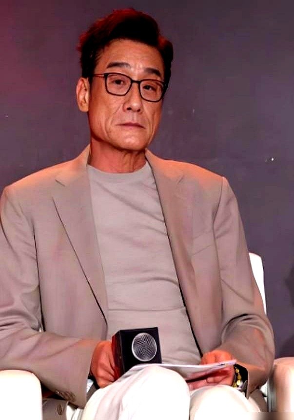 68岁拿过影帝的梁家辉，硬生生被两个亲女儿撵回了剧组。

他在家天天盯着地板缝，看到一根头发丝都要念叨半天。家里气压低得喘不过气，俩闺女实在憋不住了：爸，您赶紧接戏去吧！

这位摆过地摊的硬汉，原本打算系上围裙当全职煮夫，结果闲下来成了全家的麻烦精。他顺水推舟捡起剧本扎进片场，剧组反倒成了避风港。