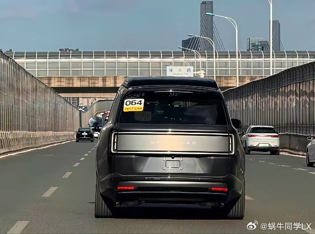 小米澎程N90升顶版实车图，​升顶版最大的卖点是原厂帐篷，展开就是二层睡眠区，但代价也大，重心升高，风阻变大，至于外观，也感觉有点不协调。 ​