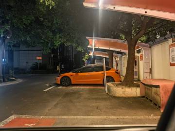 没有超充命，得了超充病。不过又说回来，这颜色的model3还挺好看的