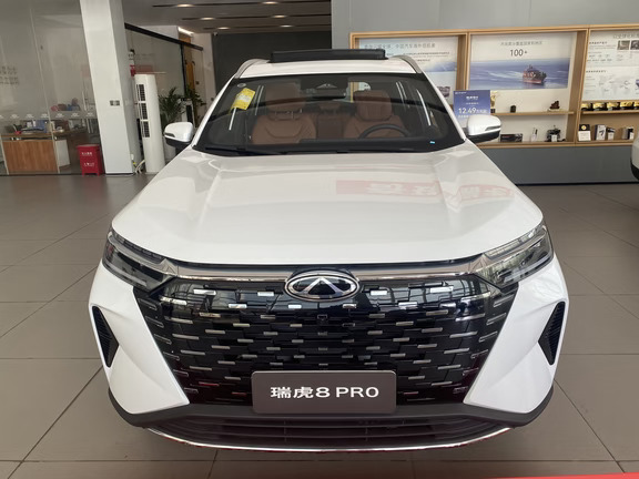 🚗27款瑞虎8 Pro
🔹空间｜中型SUV尺寸，支持5+2座椅布局，2710mm长轴距，二三排可放平，后备箱拓展容积1930L，兼顾日常代步和全家远途出行。
🔹智能｜8155车机芯片+24.6英寸双联屏，流畅度在线；标配540°全景影像，L2级驾驶辅助，长途开车减轻疲劳。
🔹动力｜鲲鹏1.6TGDI，吃92号汽油，动力储备充足，底盘采用后多连杆独立悬架，滤震表现优秀。
🔹亮点配置：SONY音响、全景天窗、电动尾门、前排座椅加热、净立方健康座舱、终身发动机质保。
	
💡适合人群：二胎家庭、经常自驾游、看重空间实用性、追求高性价比的朋友。
	
#瑞虎8Pro2027款