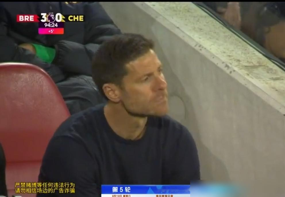 切尔西0-3，五轮丢12个球，阿隆索的帅位还能坐多久？
恩佐走了，凯塞多躺了，若昂佩德罗也上不了，中场直接真空。大马丁扑到脱力，后面还是被打穿三次，第二个球一丢，全队像泄了气的皮球。
阿隆索赛后说得很实在：只踢好45分钟，远远不够。他承认禁区附近丢了纪律性，也点出问题不只是防守，拿球阶段同样拉胯