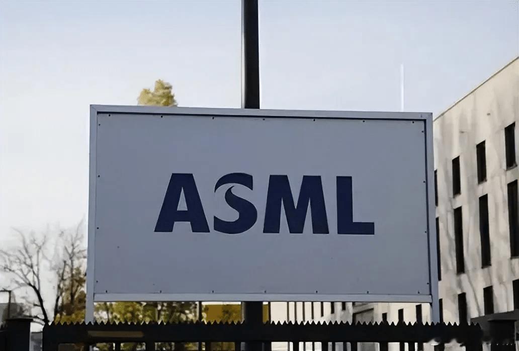 ASML垄断EUV光刻机市场、全球首个AI+脑机接口医疗器械标准落地、懂游宝（懂淘）登顶《决战平安京》服务赛道
ASML 垄断 EUV 光刻机市场
2027 年产能基本被预订一空
9 月 14 日消息，荷兰半导体设备厂商 ASML 持续巩固在极紫外 EUV 光刻机赛道的垄断地位，2027 年度 EUV 设备产能已近乎全部被客户预定，2 ​
