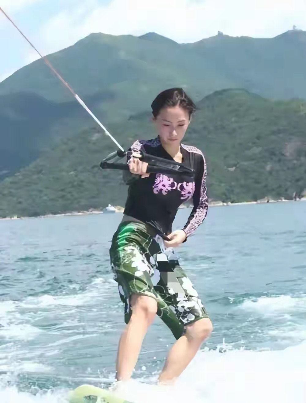 张柏芝46岁冲浪爆火：不是明星作秀，是中年女性的身体主权宣言 ​