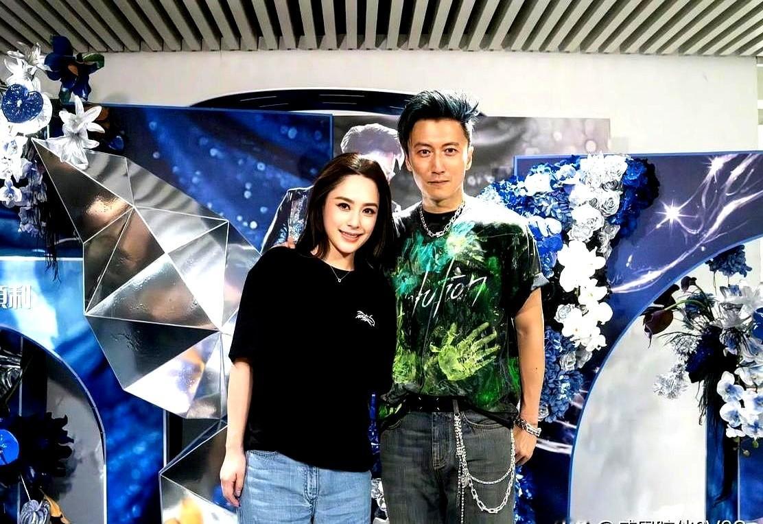 这张后台合影一出来，多少人的青春直接被一巴掌拍醒了。

谢霆锋刚唱完，后台迎面撞上探班的阿娇。两人往镜头前一凑，评论区瞬间炸锅。

年过四十的谢霆锋下颌线比刀刃还利，旁边的阿娇笑眼弯弯，脸颊挂不住半点岁月的痕迹。这哪是中年人碰头，简直是两个吃了防腐剂的怪物。

二十年过去，当年买磁带的人发际线退到了