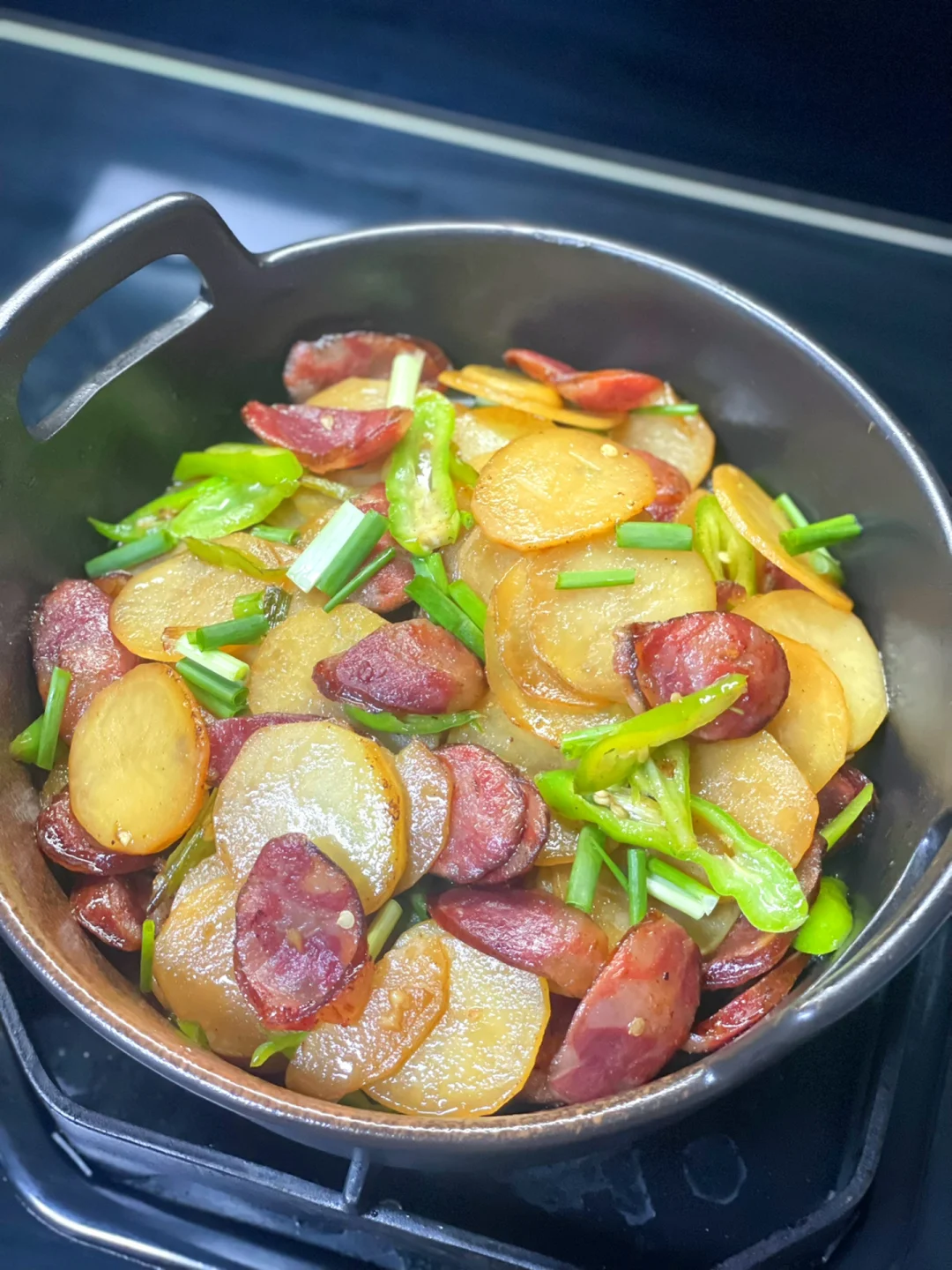 香喷喷的腊肠炒土豆，美味下饭的家常菜🤤
