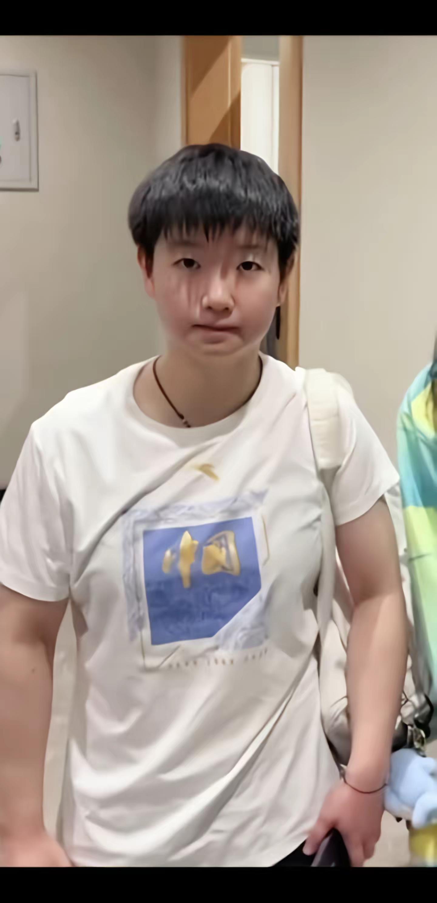 我遇到一个女孩 她不算高也不算矮 瘦瘦的 很可爱他的优点很多她很聪明善良温柔 身上从有一股不服输的精神 可她很内耗总觉得自己球技不好训练不够好 她日复一日的训练 用实力去证明自己 孙颖莎我想告诉你 你真的很棒