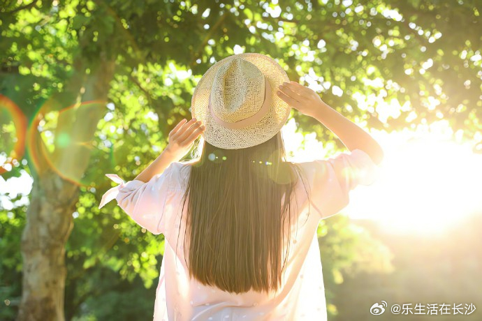 【医生建议初一十五晒晒背】《黄帝内经·八正神明论》有论述：“月始生，则...